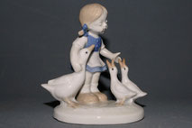 Wagner & Apel GDR Thüringen, Porzellanfigur, Mädchen mit Gänsen, 10,5 cm , € 55,00