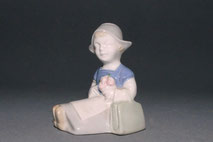 Wagner & Apel, Kleine Porzellanfigur, Mädchen mit Blumenstrauß, 5,5 cm , € 33,00