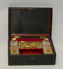 Biedermeier Näh Schatulle, Porzellan Flacons, Vergoldung, Ahle, Stopfnadel, usw.,€ 750,00