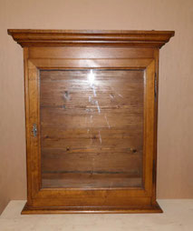 Schlüsselvitrine Sammler Vitrine um 1900 Eiche H. 107cm B. 95,5 cm, € 700,00