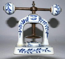 Antiker Porzellan Nussknacker Presse Zwiebelmuster Eisen Gewinde H. 12,5 cm, € 125,00