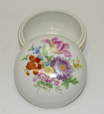 Meissen, Porzellan Deckeldose, Neuer Ausschnitt, Blumendekor, Goldrand,Ø 13,0 cm, € 259,00