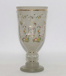 Böhmische Glas Vase,cremefarber Überfang,Emaillemalerei, goldstaffiert, 19,5 cm, € 285,00