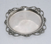 Flaschen-Untersetzer mit Rosendekor 800er Silber D. 12,5 cm 58 g., € 203,00