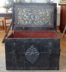 Barocke Eisentruhe, Kriegskasse, Regimentskasse, um 1700, bemalte Schloßplatte , € 2200,00