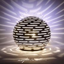 Lampada sfera da appoggio tagli ORIZZONTALI finitura in metallo prezioso Platino 15% Margherita Vellini Ceramica Made in Italy Home Lighting Design