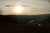 Airlinks Aveyron Parapente - coucher de soleil sur le décollage de Saujac