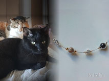 joya-artistica-con-pelo-animal-mi-miga-collar-recuerdo-plata-ley-perlas-cristals-hilo-acero-charms-letra-inicial-gatos-ade-garfio