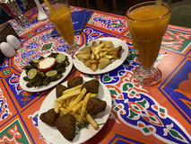 falafel, patatine fritte, succo di mango su tavola colorata