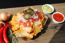 Nachos mit Jalapenos, Zwiebeln und 2 Dips