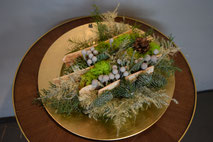 25. Kerststuk goud €19.95