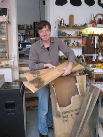 Frank Deimel beim Auspacken des Stadionholzes