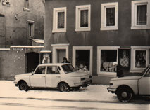 In den 1980ern befanden sich an der Front des Geschäftes Humboldtstraße 5 große Schaukästen, die regelmäßig mit neuer Mode dekoriert wurden.