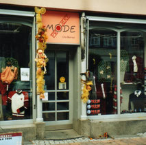 2003 erweitere Uta Berner sich um das Geschäft "Modeprojekt" auf der Schloßstraße 8. Die freundliche Fassade mit 2 schmalen Säulen läd zum Betreten des Bekleidungsgeschäftes ein.