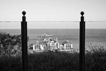 Schwarzweißfoto von der Selliner Seebrücke auf Rügen durch eine Scheibe fotografiert von Angelika Zwick