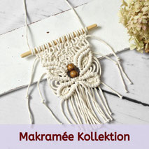 Makramee-Wandbehang mit Holzperlen, daneben getrocknete Blumen, auf weißem Hintergrund mit dem Text „Makramée Kollektion“.