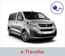 Rollstuhlgerechter Peugeot e-Traveller in der Farbe silber.