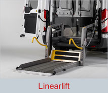 Ausgefahrener Linearlift am Heck eines großen Transporters.