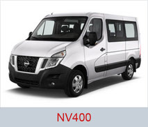 Rollstuhlgerechter Nissan NV400 in der Farbe weiß.