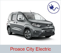 Rollstuhlgerechter Toyota Proace City Electric in der Farbe silber.
