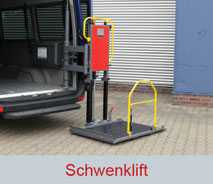 Ausgefahrener Schwenklift am Heck eines großen Transporters.
