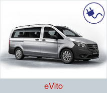 Rollstuhlgerechter Mercedes-Benz eVito in silber.