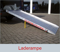 Ausgeklappte, silberne Laderampe verbaut in einem großen Transporter.