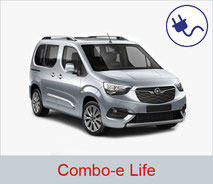 Rollstuhlgerechter Opel Combo-e Life in der Farbe silber.