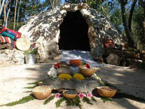 Fotografía de un temazcal tradicional realizado en plena selva maya.