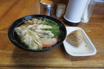 腹ごしらえのうどんとかしわおにぎり