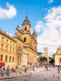 Kathedrale am Plaza Bolivar Bogota bei Sonnenschein