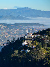 Blick auf den Hausberg Monserrate bei Sonnenschein mit der Skyline von Bogota im Hintergrund