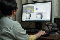 3D設計ソフトを使って『はなつぼみ』の型を制作している様子。九谷焼の伝統工芸士が作った原形をデータとして読み込み、精密に設計している場面。
