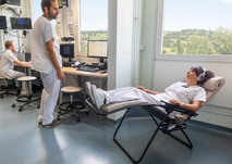 Collaborateur profitant d'une pause relaxante sur une chaise longue Lafuma dans une salle de repos en entreprise.