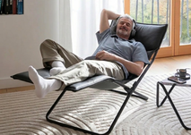 Chaise longue Lafuma ECLIPSE installée dans une salle de sieste d'entreprise pour favoriser la récupération des collaborateurs.