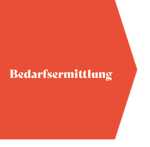 Eine rote Form in der das Wort Bedarfsermittlung steht