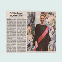 "Zoë MacTaggart ist Miss Kunst" titeln die Schaumburger Nachrichten. Link sind zwei Spalten Text, rechts ein Foto der Künstlerin vor ihren Gemälden.