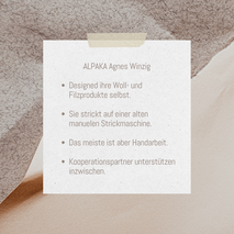 Agnes Winzig designed die Alpaka Mode selbst. Sie strickt sie auf einer alten Strickmaschiene oder fertigt sie in Handarbeit.