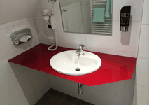 Badezimmer mit roter Arbeitsplatte