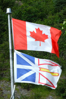 Ahorn und Neufundlands Flagge empfangen uns