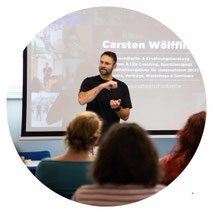 Carsten Wölffling hält einen Vortrag über Schmerzmanagement