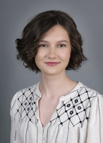Bewerbungsfoto einer jungen Frau für FSJ, Freiwilligendienst, Ausbildung oder Studium in Stuttgart – professionelles Portrait vor neutralem Hintergrund