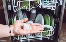 Le lave-vaisselle : agressions chimiques répétées sur les surfaces émaillées