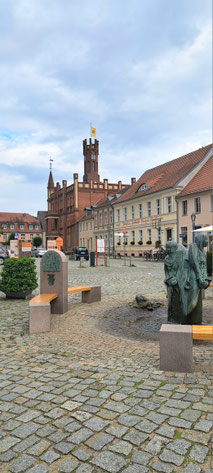 Marktplatz einer Kleinstadt mit Rathaus im Hintergrund