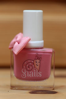 Ein rosa Nagellack für Mädchen
