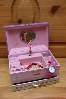 Schmuckkästchen mit diversem Kinderschmuck