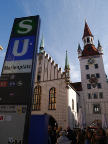 Marienplatz mit Spielzeugmuseum im Turm des Alten Rathauses