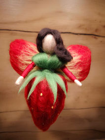 Erdbeerfee aus Filz – handgemachte Sommerfee, Filzkunst für Naturliebhaber, Geschenk für Mädchen & Frauen, Sommerdekoration für Wohnzimmer & Fenster.