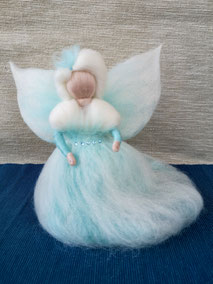 Handgefertigte Eisfee aus Filz – winterliche Dekoration, Geschenk für Mädchen & Frauen, zarte Eisprinzessin.