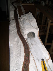 Tunnel-, Strassen- und Schienenbau der Modellbahnanlage